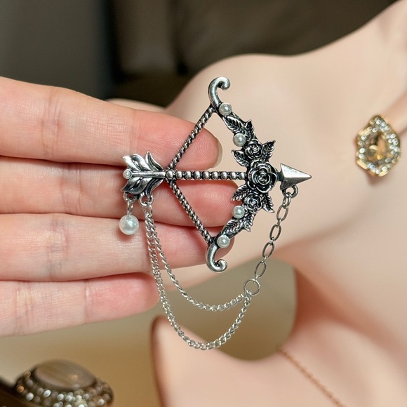 ⚜️ Elegant Silver Bow and Arrow Brooch